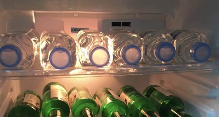 冷蔵庫で冷やしている水